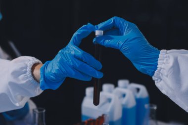 Profesyonel mikroskop kullanan bir araştırmacı.