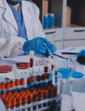 Profesyonel mikroskop kullanan bir araştırmacı.