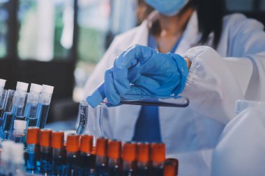 Profesyonel mikroskop kullanan bir araştırmacı.