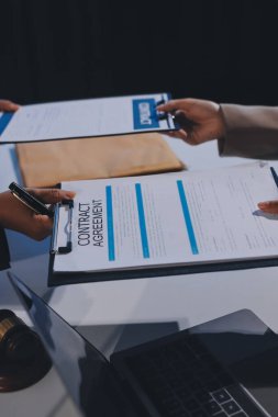 Hukuki danışmanlık kavramı. Avukat ya da hukuk müşaviri iş adamlarına tavsiyede bulunmaktadır..