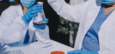 Profesyonel mikroskop kullanan bir araştırmacı.