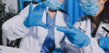 Profesyonel mikroskop kullanan bir araştırmacı.