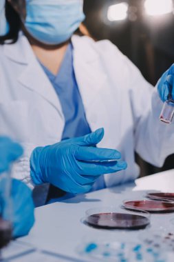 Profesyonel mikroskop kullanan bir araştırmacı.