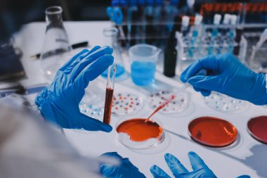 Profesyonel mikroskop kullanan bir araştırmacı.