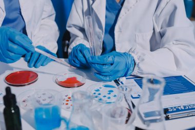 Profesyonel mikroskop kullanan bir araştırmacı.