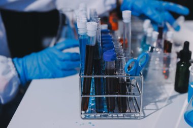 Profesyonel mikroskop kullanan bir araştırmacı.