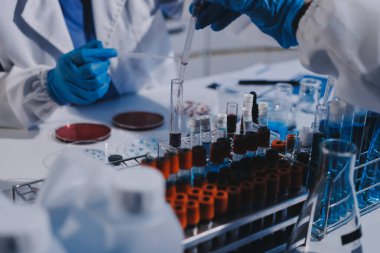 Profesyonel mikroskop kullanan bir araştırmacı.