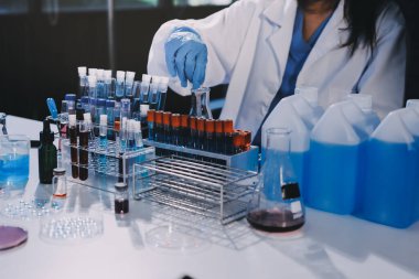 Profesyonel mikroskop kullanan bir araştırmacı.