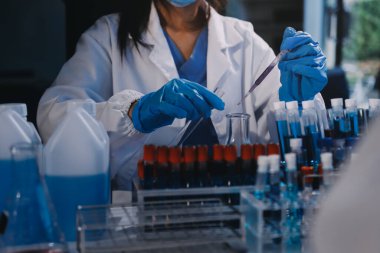 Profesyonel mikroskop kullanan bir araştırmacı.