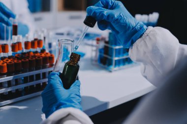 Profesyonel mikroskop kullanan bir araştırmacı.