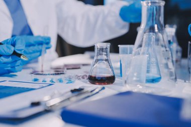 Profesyonel mikroskop kullanan bir araştırmacı.