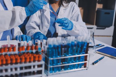 Profesyonel mikroskop kullanan bir araştırmacı.