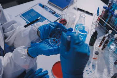 Profesyonel mikroskop kullanan bir araştırmacı.