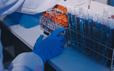 Profesyonel mikroskop kullanan bir araştırmacı.