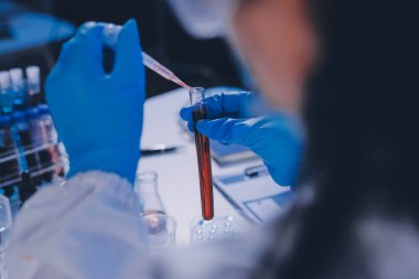 Profesyonel mikroskop kullanan bir araştırmacı.