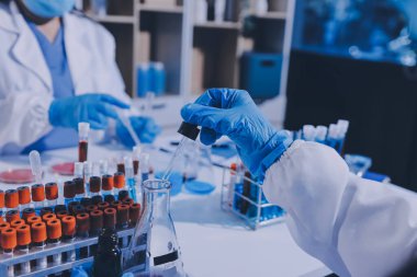 Profesyonel mikroskop kullanan bir araştırmacı.