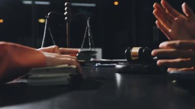 Belgelerle çalışan avukat