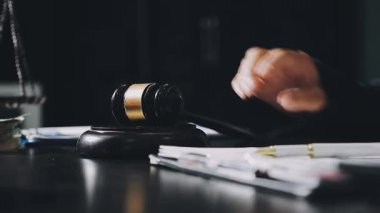 Ofiste çalışan avukat