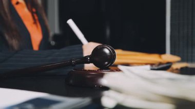 Ofisteki avukat, avukat ya da elinde tokmak ve evraklar olan yargıç. Hukuk ve hukuk hizmetleri kavramı.