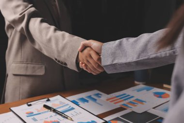 İş birleşme ve satın alma, başarılı müzakere, tokalaşma, ortaklık ve iş anlaşması konseptine ortak olmak için iki iş adamı el sıkışması.