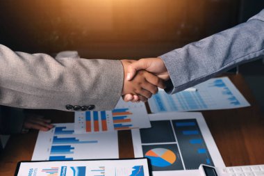 İş birleşme ve satın alma, başarılı müzakere, tokalaşma, ortaklık ve iş anlaşması konseptine ortak olmak için iki iş adamı el sıkışması.