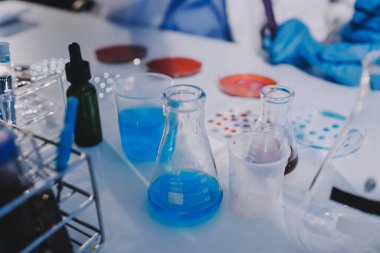 Profesyonel mikroskop kullanan bir araştırmacı.