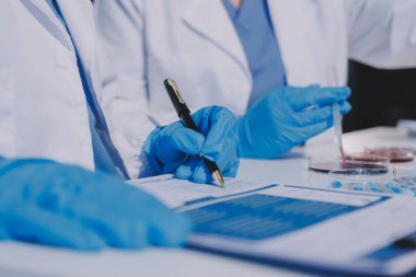 Profesyonel mikroskop kullanan bir araştırmacı.