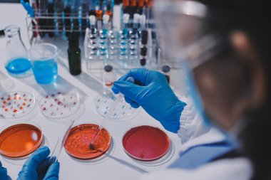 Profesyonel mikroskop kullanan bir araştırmacı.