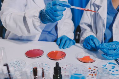 Profesyonel mikroskop kullanan bir araştırmacı.