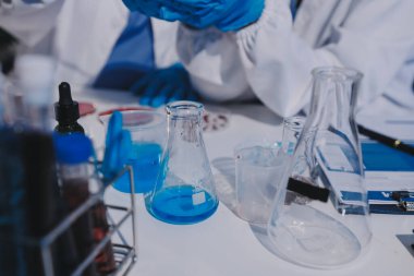 Profesyonel mikroskop kullanan bir araştırmacı.