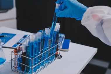 Profesyonel mikroskop kullanan bir araştırmacı.