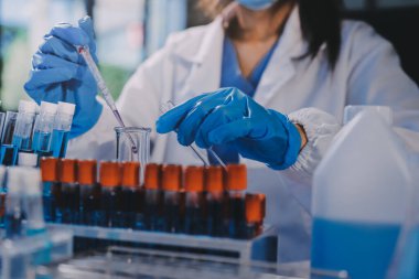 Profesyonel mikroskop kullanan bir araştırmacı.