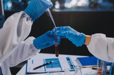 Profesyonel mikroskop kullanan bir araştırmacı.