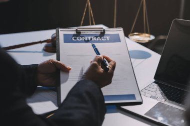 Hukuki danışmanlık kavramı. Avukat ya da hukuk müşaviri iş adamlarına tavsiyede bulunmaktadır..