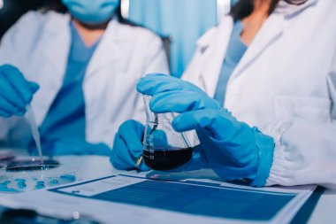 Profesyonel mikroskop kullanan bir araştırmacı.