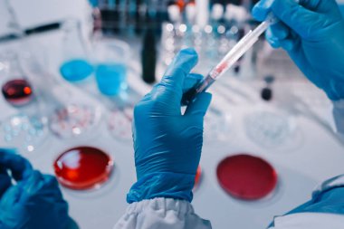 Profesyonel mikroskop kullanan bir araştırmacı.