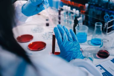 Profesyonel mikroskop kullanan bir araştırmacı.