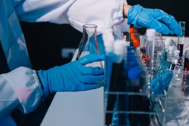 Profesyonel mikroskop kullanan bir araştırmacı.