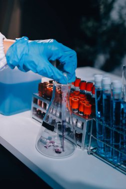 Profesyonel mikroskop kullanan bir araştırmacı.