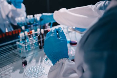 Profesyonel mikroskop kullanan bir araştırmacı.