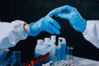 Profesyonel mikroskop kullanan bir araştırmacı.