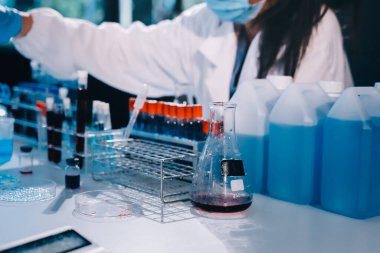 Profesyonel mikroskop kullanan bir araştırmacı.