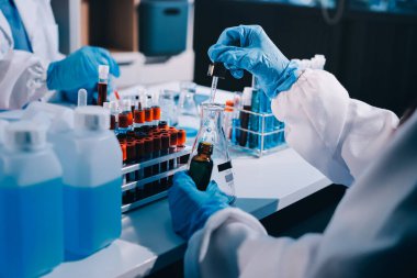 Profesyonel mikroskop kullanan bir araştırmacı.