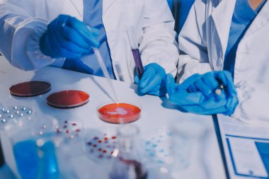 Profesyonel mikroskop kullanan bir araştırmacı.