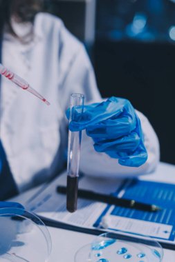 Profesyonel mikroskop kullanan bir araştırmacı.