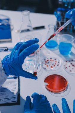 Profesyonel mikroskop kullanan bir araştırmacı.