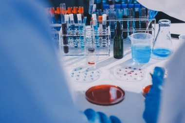 Profesyonel mikroskop kullanan bir araştırmacı.