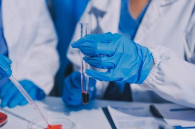 Profesyonel mikroskop kullanan bir araştırmacı.