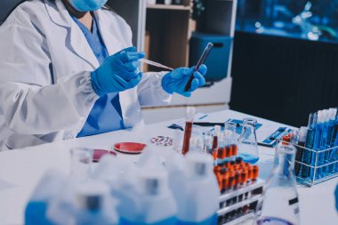 Profesyonel mikroskop kullanan bir araştırmacı.