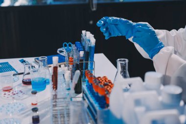 Profesyonel mikroskop kullanan bir araştırmacı.